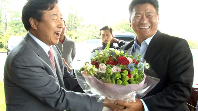 SK텔레콤오픈 참가 차 한국에 온 탱크 최경주 프로와 자생한방병원 신준식 박사의 모습