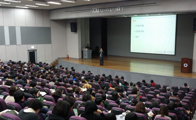 수원 자생한의원의 김용 대표원장이 자생한방병원과 내일신문이 함께한 브런치 강좌에서 수험생들의 한방 건강관리법에 대한 강의중인 모습